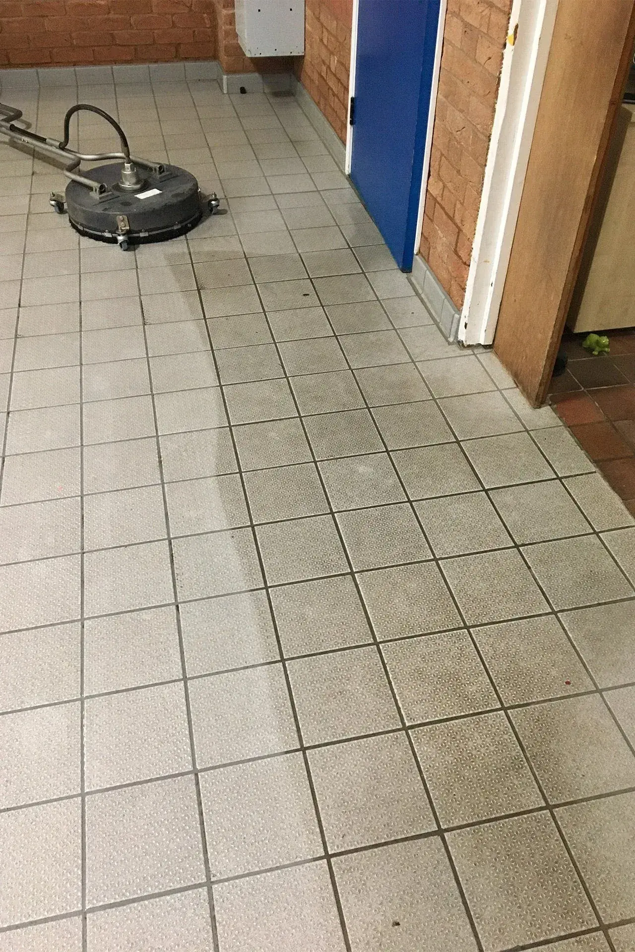 Hard floor cleaning in a commercial building